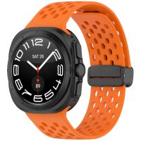 eses Silikónový dierkovaný remienok s magnetickou prackou pre Samsung Galaxy Watch Ultra 47 mm - Oranžový